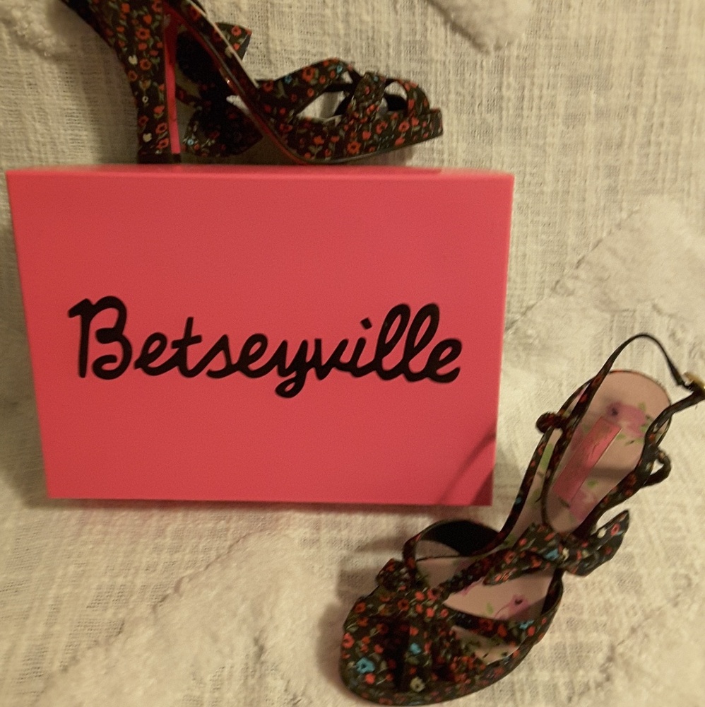 Beautiful Black Pumps with Satin Feel